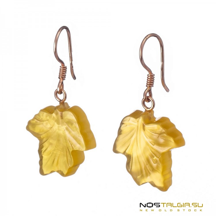 黄金女性耳环"春天的叶子"-与天然手工琥珀石