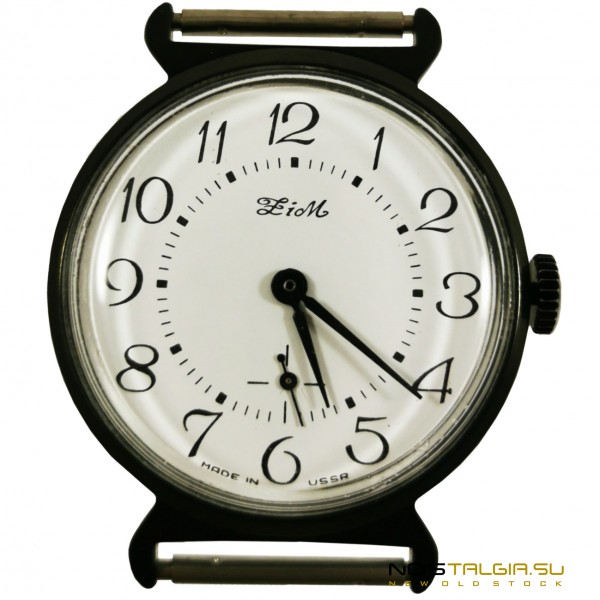 黒いケースのソ連の機械式時計