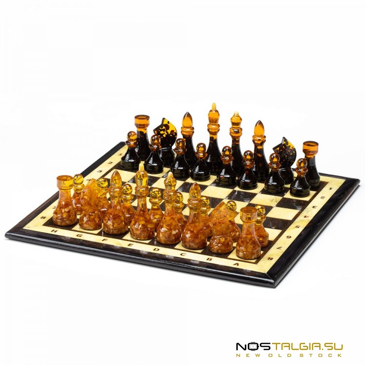 在橡木板上由天然波罗的海琥珀制成的手工国际象棋 