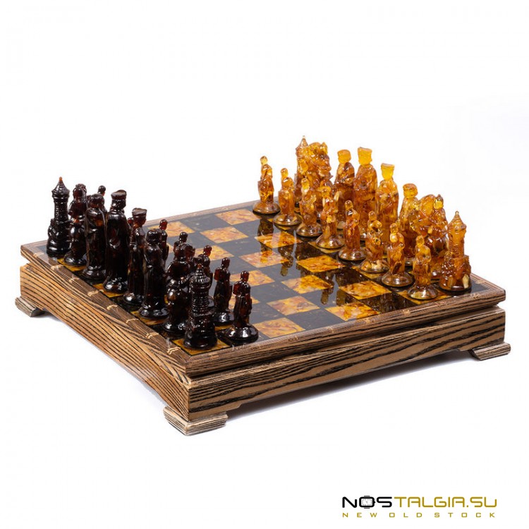 Эксклюзивные крупные шахматы - ларец из комбинированного янтаря - на цельной доске