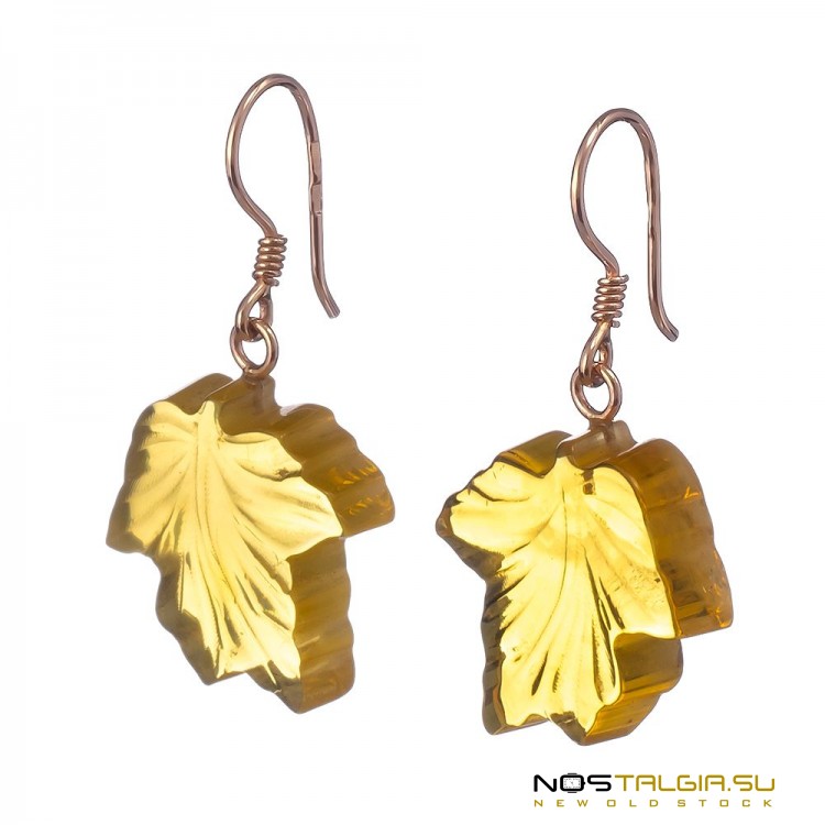 Женские серьги "Листья" -  с крючками золотого цвета и натуральными янтарными камнями ручной работы