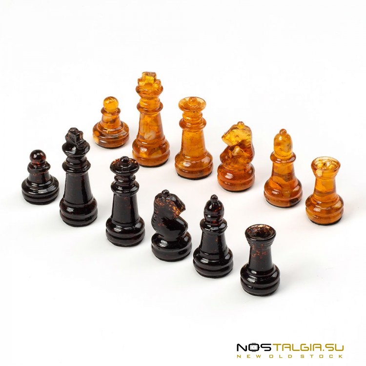 Фигуры для игры в шахматы из медового и вишневого янтаря добытого на байкале 