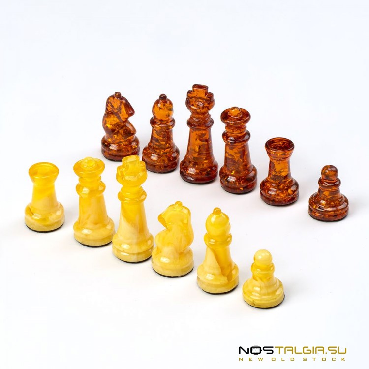 Шахматные фигуры ручной работы из янтаря молочного и коньячного цвета
