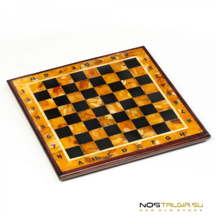 Шахматная доска из натурального дуба с янтарной мозаикой  - ручная работы 