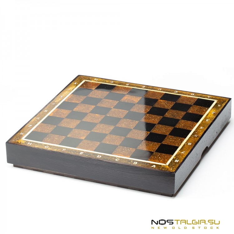Шахматная доска из натурального дерева - "Ларец" с мозаикой из янтаря 