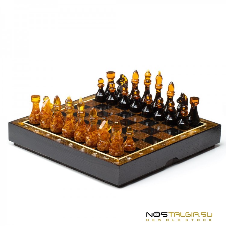 Крупный шахматный набор из янтаря с фигурками в деревянной коробке - ларце 
