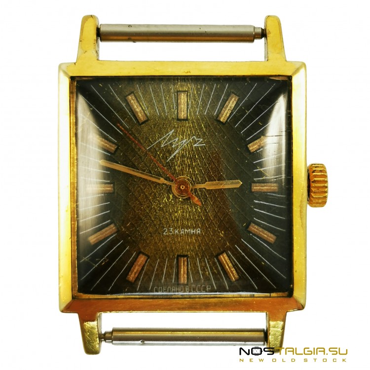 Противоударные механические часы "Луч" СССР в корпусе квадратном формы, золотого цвета
