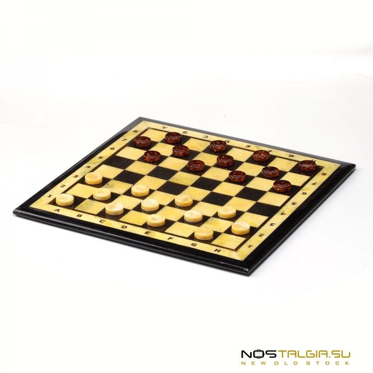 一套用琥珀数字和天然木材制成的游戏板玩跳棋的装置 