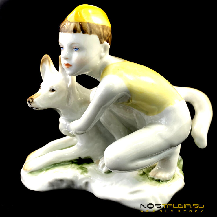 Фарфоровая статуэтка ЛФЗ "Юный пограничник" (Мальчик с собакой), СССР 60-е